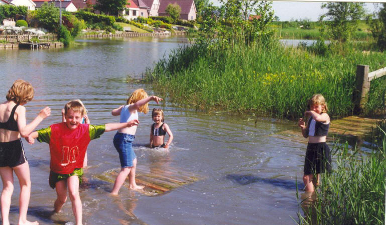 Kinderen spelen op educatieve natte brug